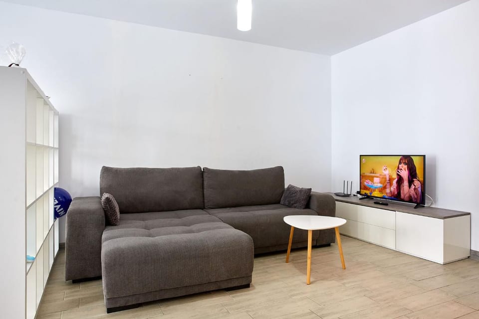 Communal lounge/ TV room, TV and multimedia, Living room, Seating area, Evening entertainment