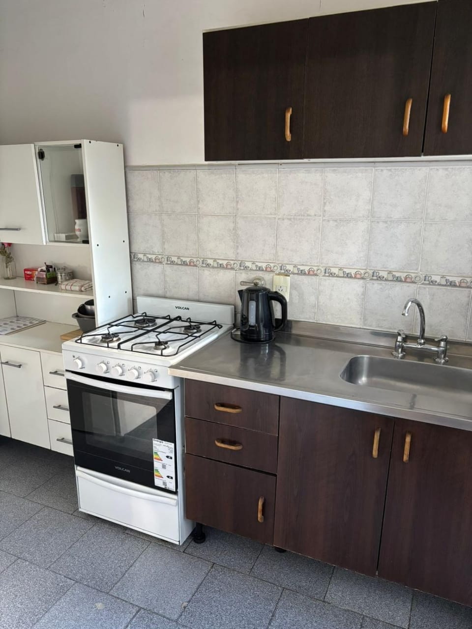 Coffee/tea facilities, Kitchen or kitchenette, stove