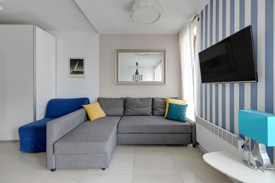 TV and multimedia, Living room, Seating area, Evening entertainment