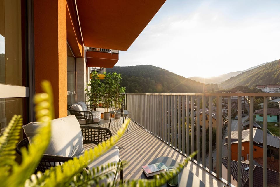 Natural landscape, View (from property/room), Balcony/Terrace, Dining area, Mountain view