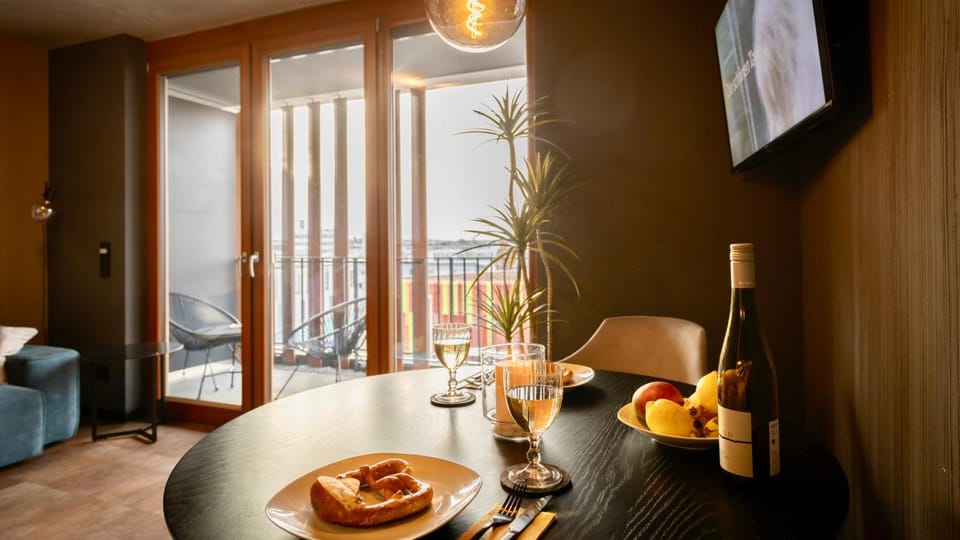 TV and multimedia, Living room, Seating area, Dining area