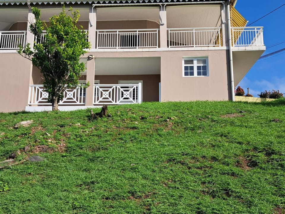 BAS de VILLA LE ROCHER AVEC VUE SUR MER House in Le Diamant