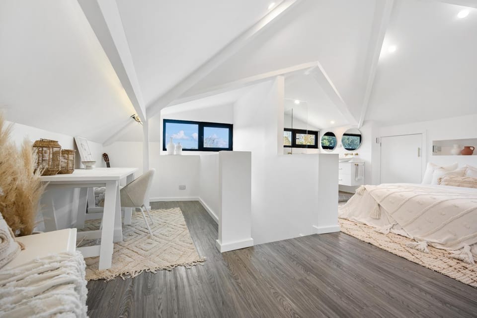 Bed, Photo of the whole room, Bedroom