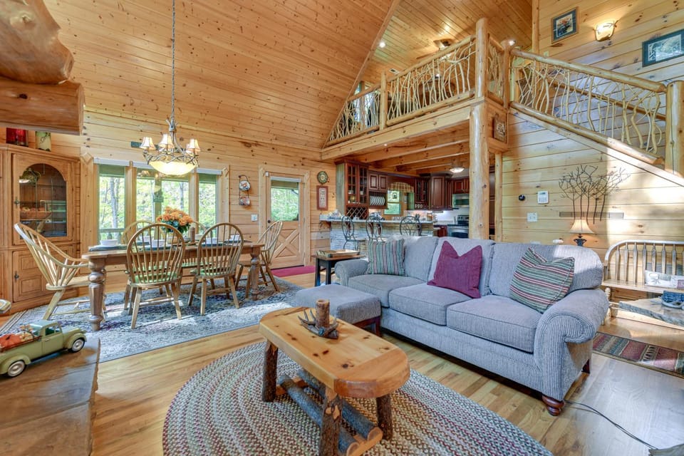 Creekside Maggie Valley Cabin: 2 Mi to Skiing! Cabin in Maggie Valley