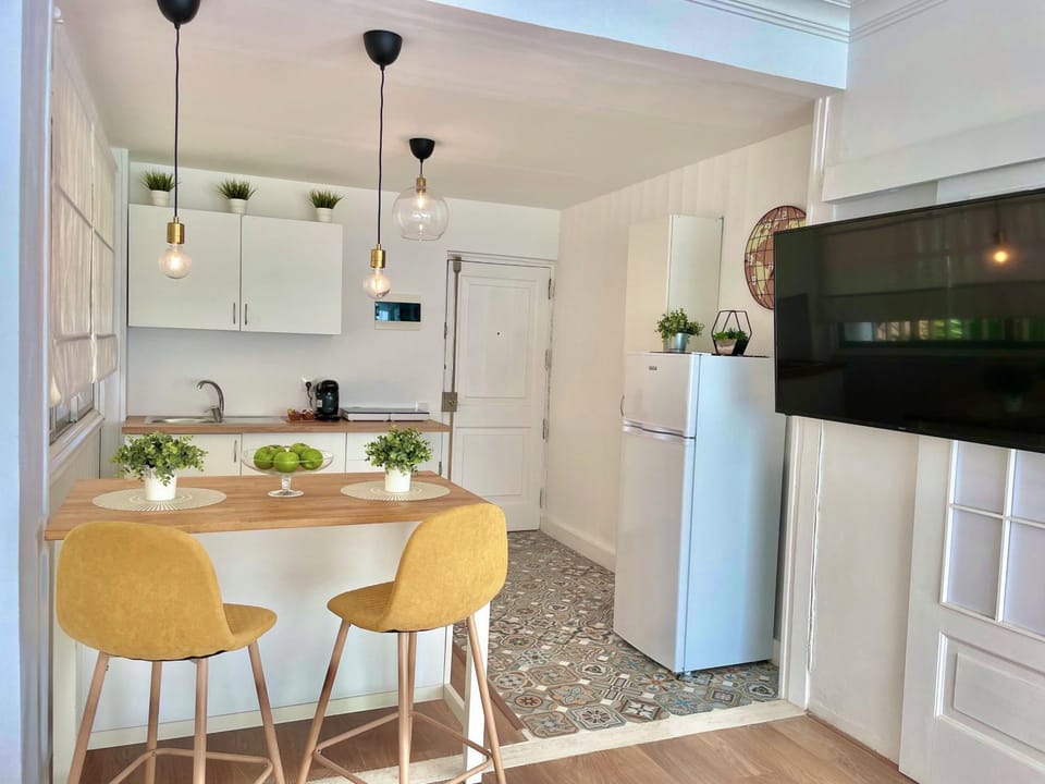 TV and multimedia, Kitchen or kitchenette, Dining area, stove