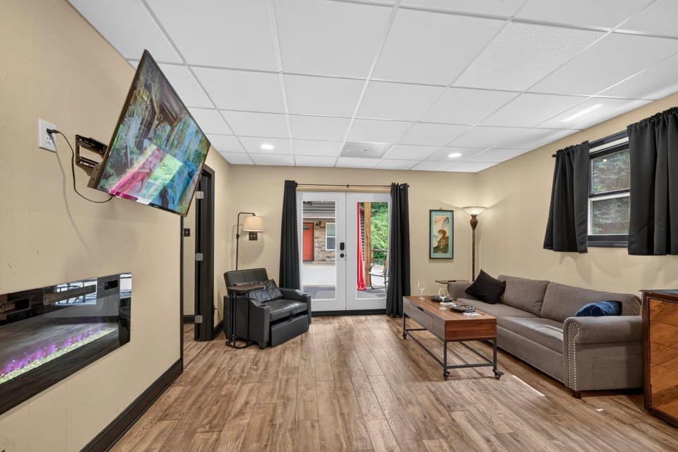 Cozy, Pet-Friendly Retreat in Hickory w/ Fire Pit! House in Hickory