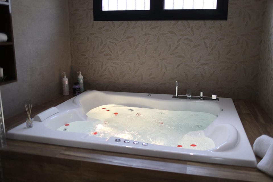 Hot Tub, Bath