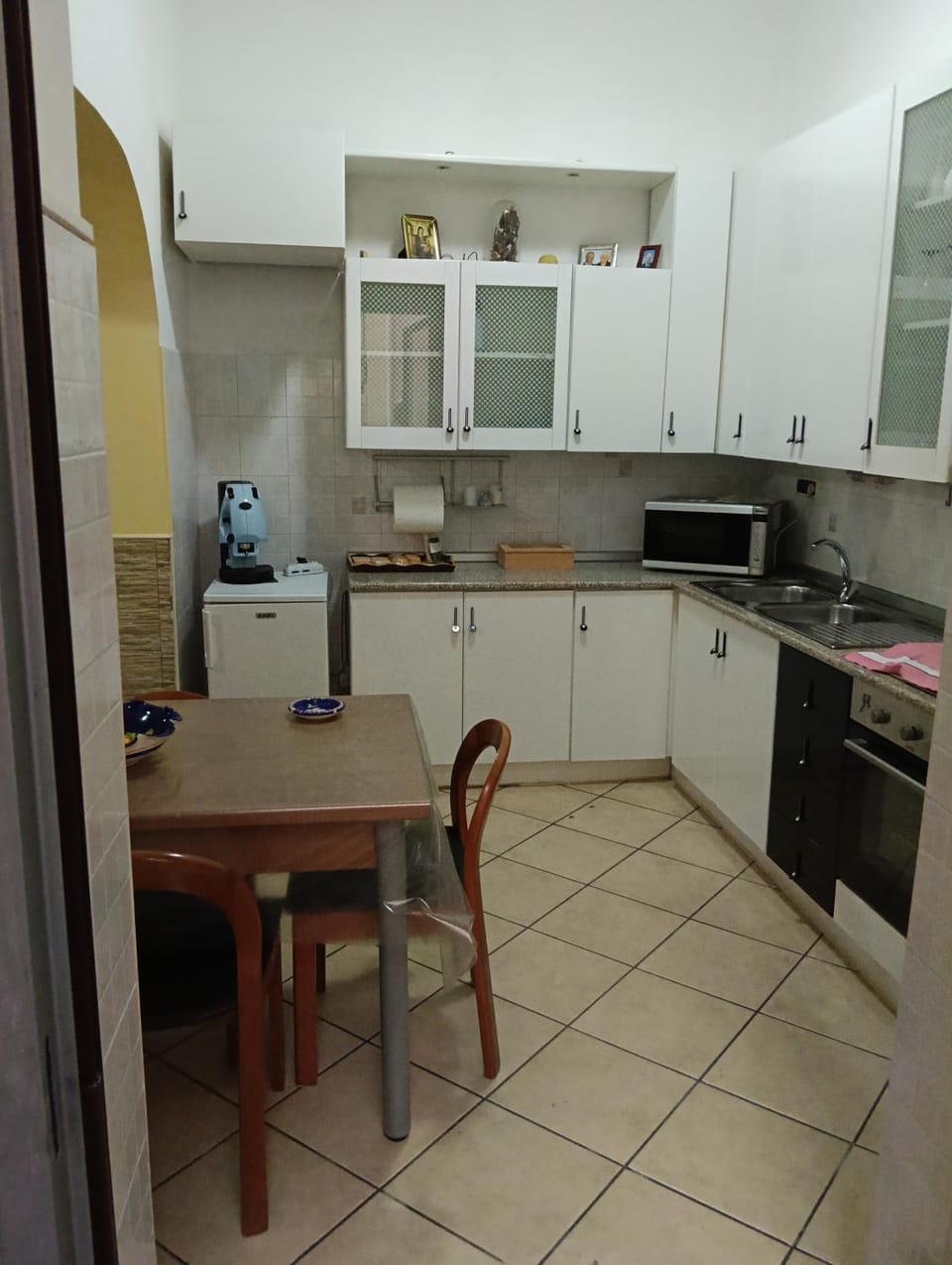 Kitchen or kitchenette, minibar, oven, stove