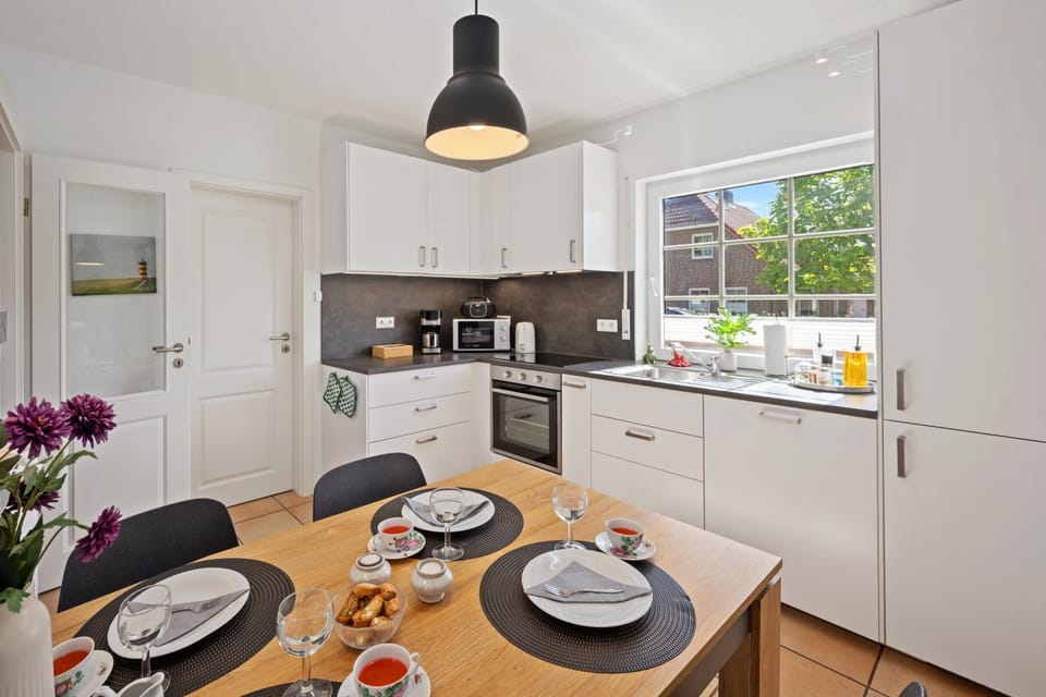 Coffee/tea facilities, Kitchen or kitchenette, dishwasher, oven, stove