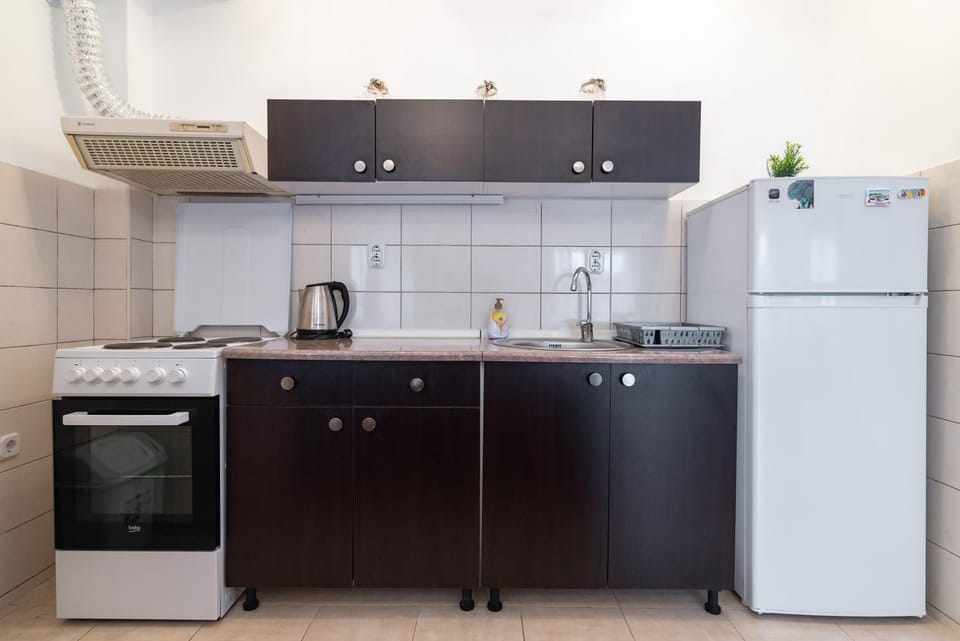 Coffee/tea facilities, Kitchen or kitchenette, oven, stove