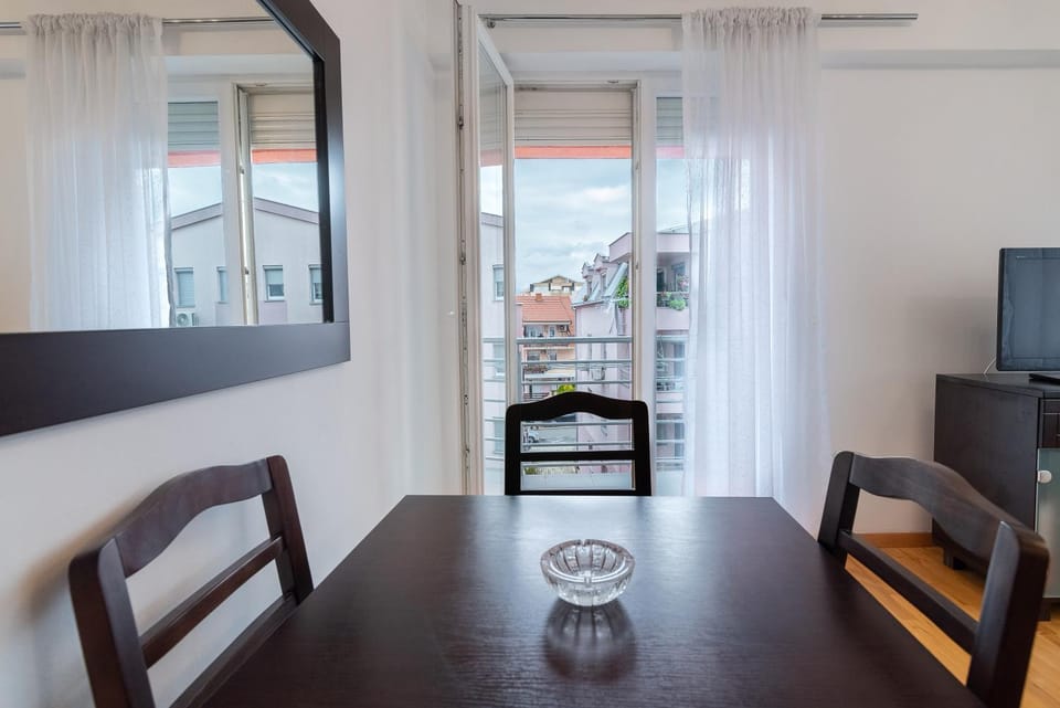 Communal lounge/ TV room, TV and multimedia, Living room, Seating area, Dining area