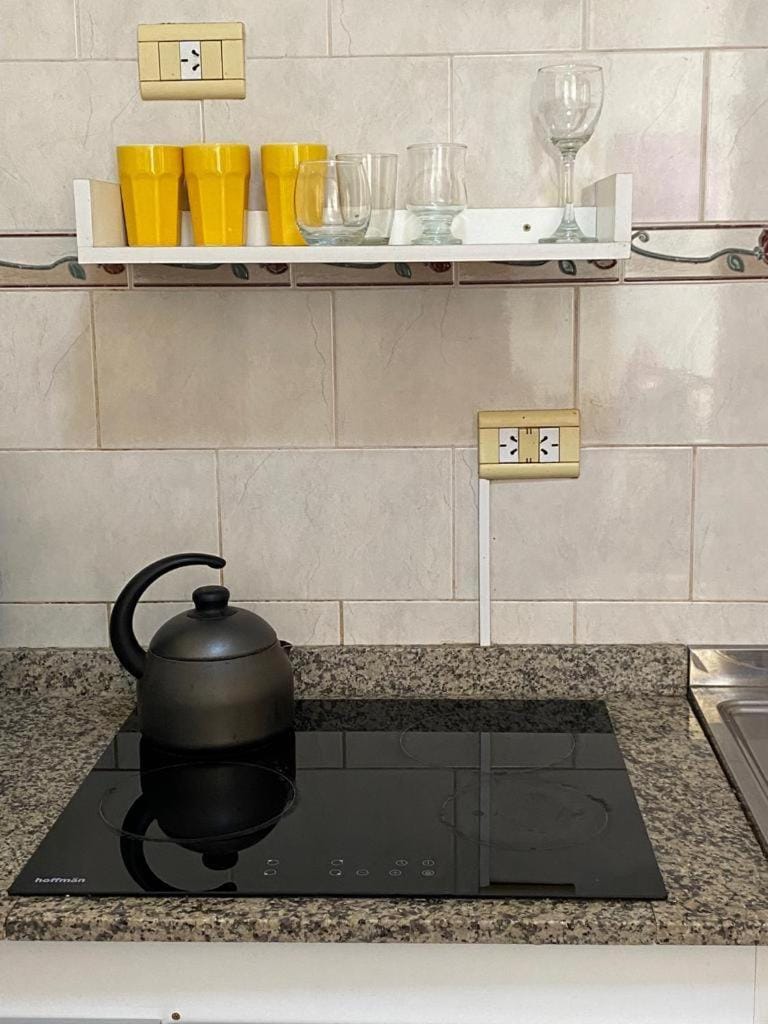 Coffee/tea facilities, Kitchen or kitchenette, stove
