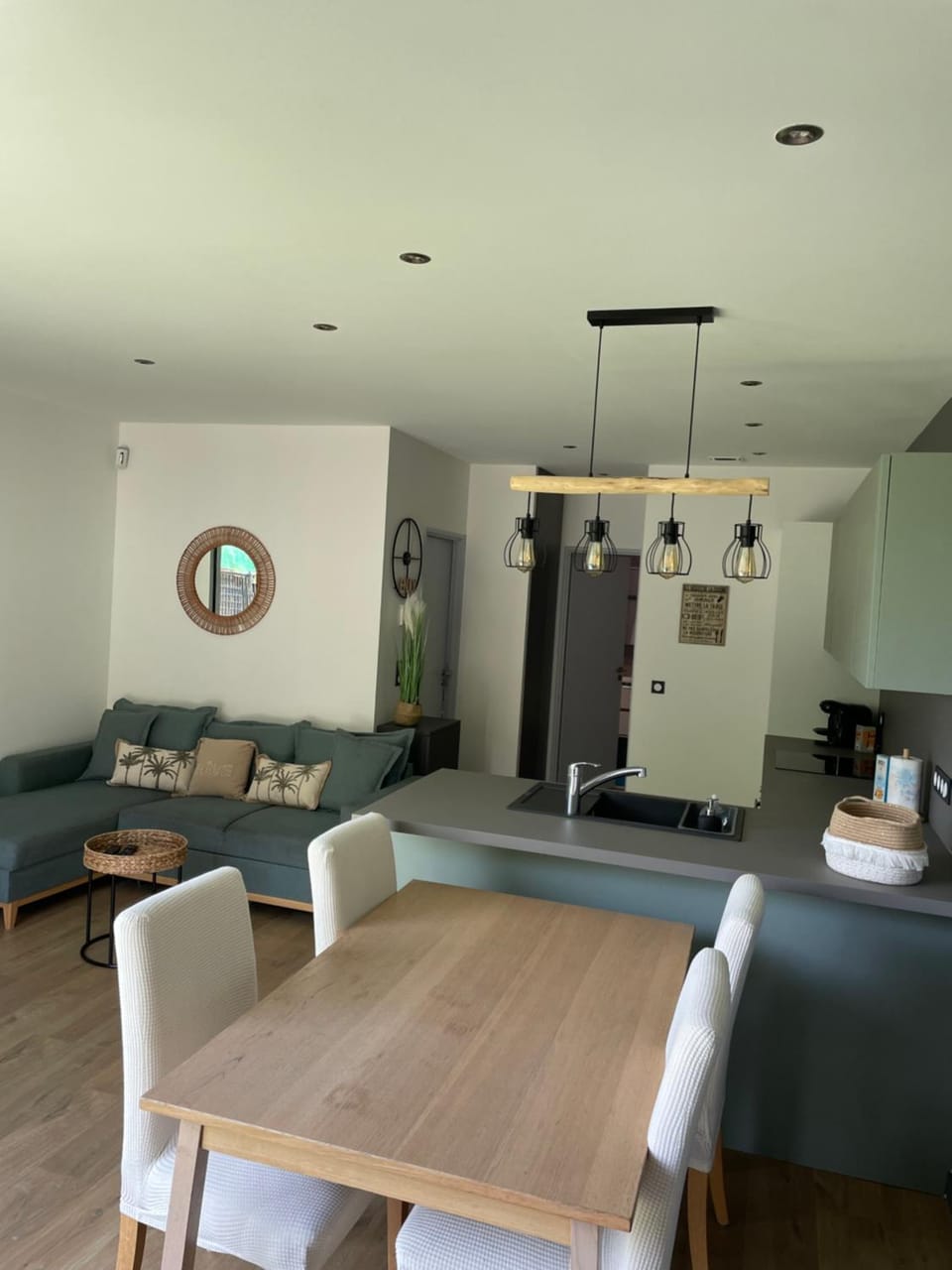 Seating area, Dining area