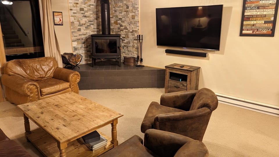 TV and multimedia, Living room, Seating area, Evening entertainment