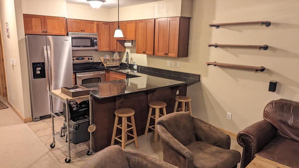 Kitchen or kitchenette, Dining area, dishwasher, minibar