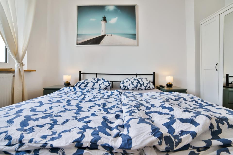 Bed, TV and multimedia, Photo of the whole room, Bedroom, towels, wardrobe