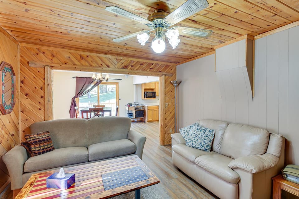 Lead Hideaway w/ Fireplace, Grill & New Deck! House in Lead