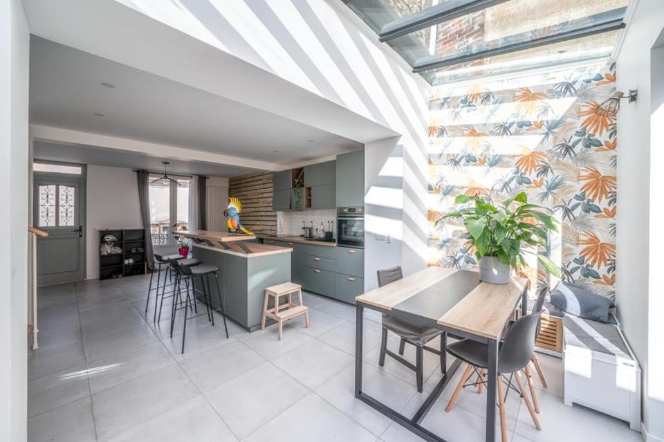 Maison rénové proche Paris 15. House in Malakoff