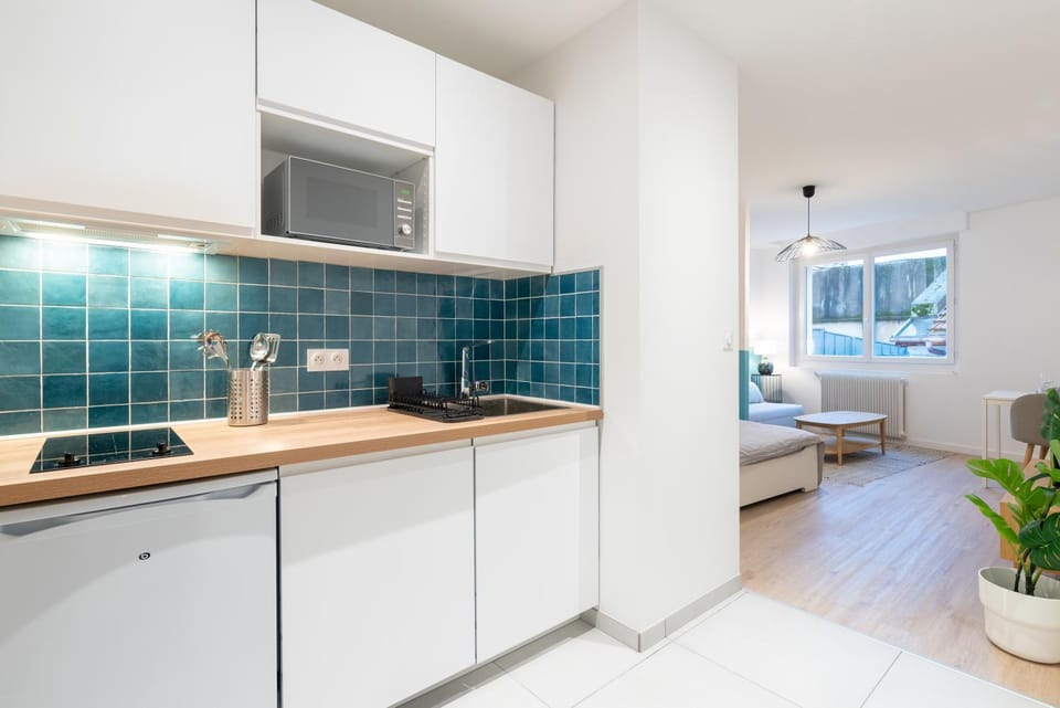 Kitchen or kitchenette, dishwasher, minibar