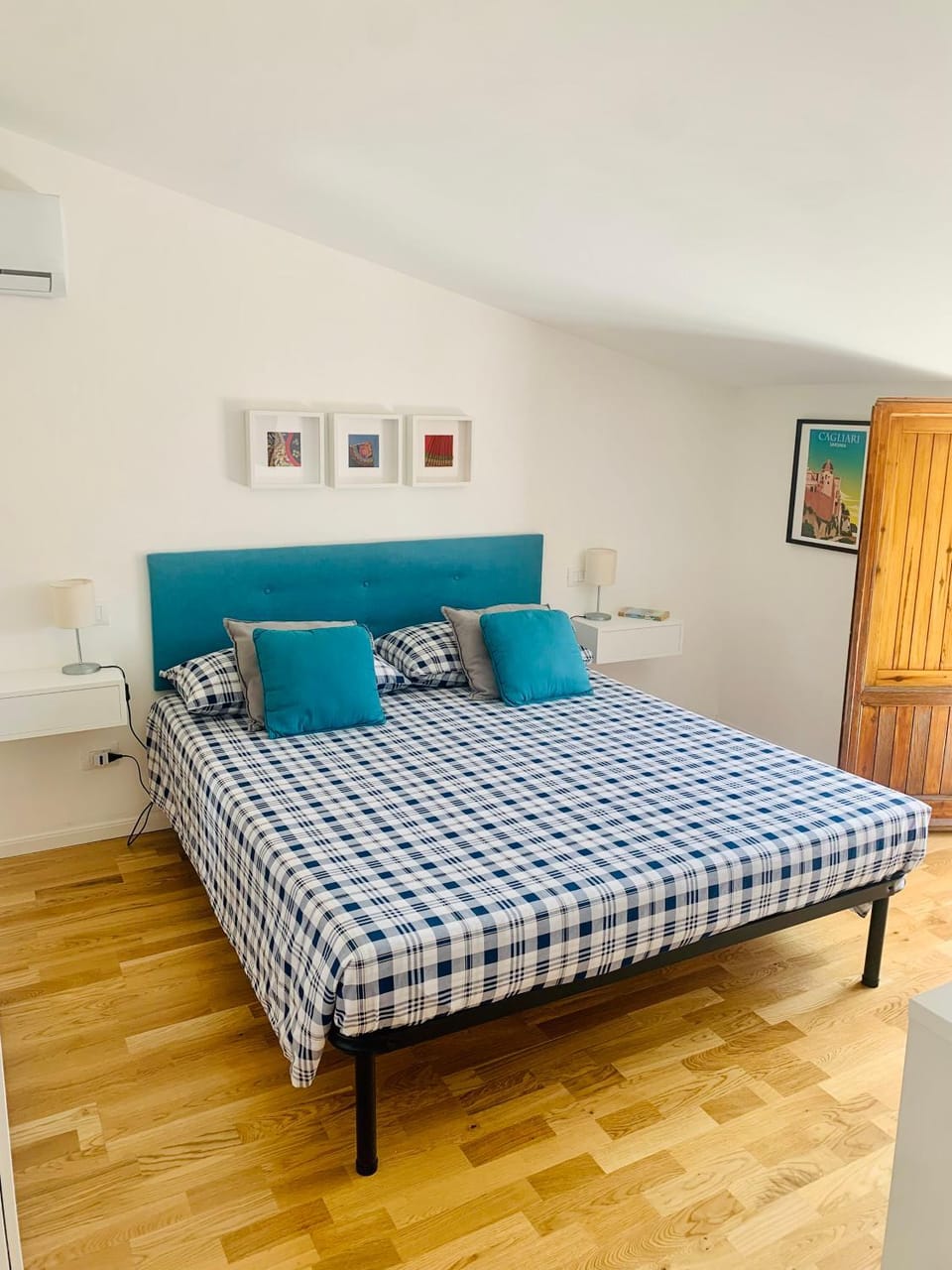 Bed, Photo of the whole room, Bedroom, air conditioner