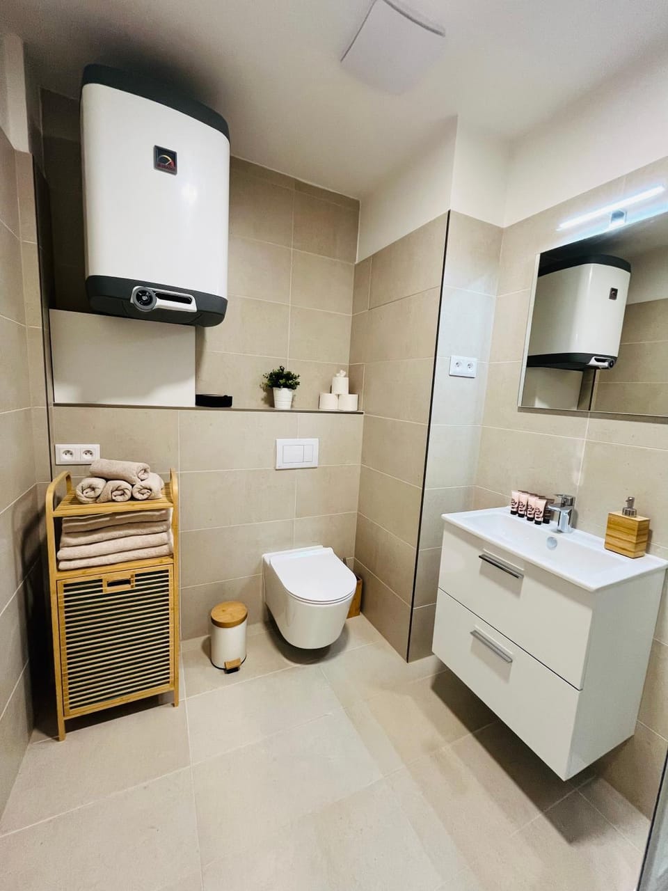 Shower, Toilet, Bathroom, towels