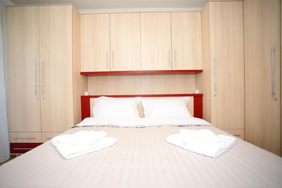 Photo of the whole room, Bedroom, towels, wardrobe