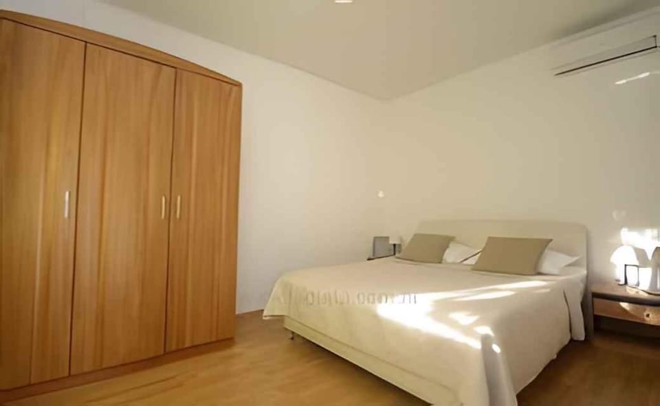 Bedroom, air conditioner