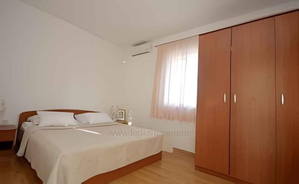 Bedroom, air conditioner
