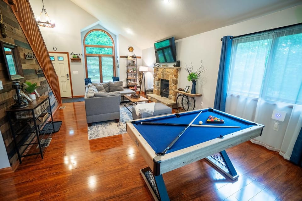 Harmony Hill Stylish 4bd Mountain Retreat, Hot Tub, Games House in Middle Smithfield
