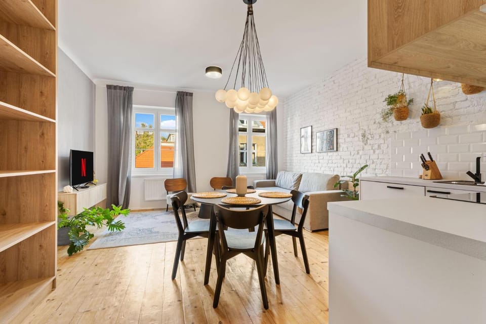 TV and multimedia, Kitchen or kitchenette, Living room, Seating area, Dining area