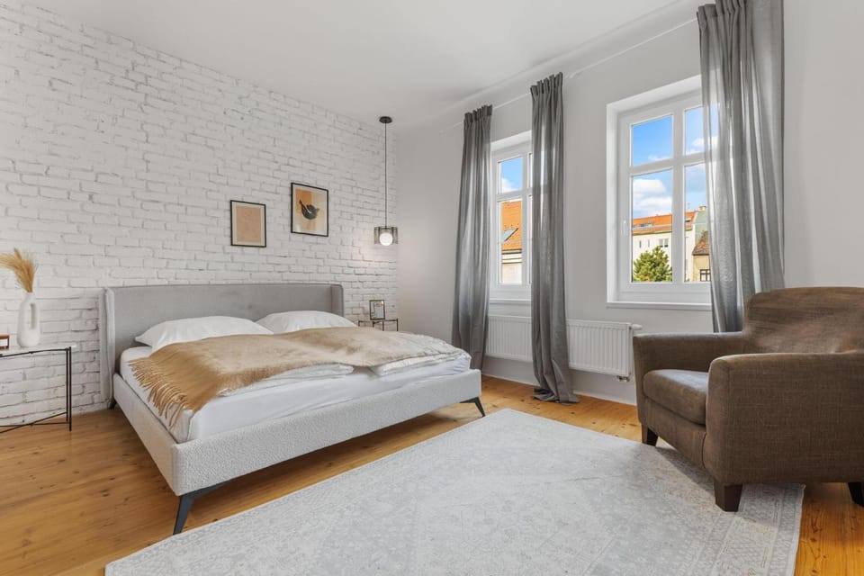 Photo of the whole room, Seating area, Bedroom