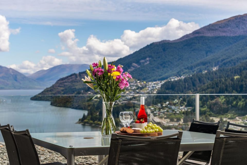 Belfast Terrace Gem Apartment in Queenstown