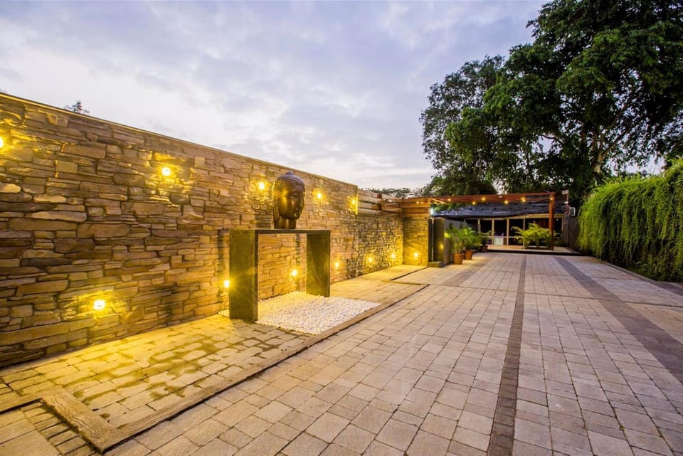 Facade/entrance, On site, Area and facilities, Location