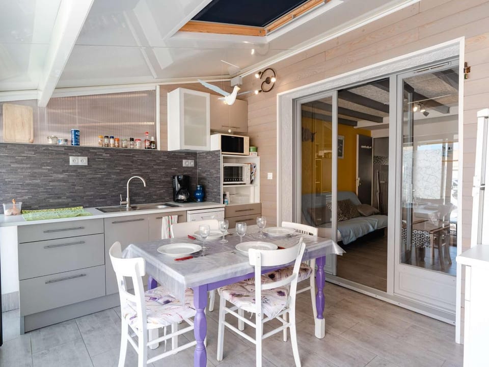 Pavillon Studio Mezzanine Gruissan Ayguades - Animaux Bienvenus, Parking Gratuit - FR-1-409-197 Villa in Gruissan