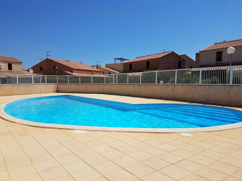 Charmant Pavillon T3 avec Terrasse Sud, Piscine, Proche Mer à Gruissan - FR-1-409-198 Villa in Gruissan