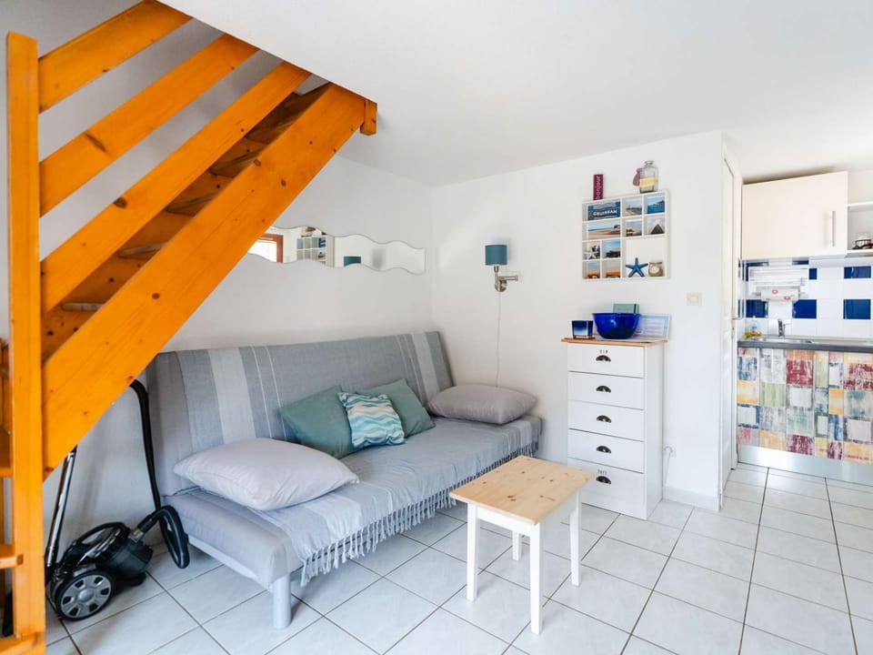 Charmant Pavillon T3 avec Terrasse Sud, Piscine, Proche Mer à Gruissan - FR-1-409-198 Villa in Gruissan