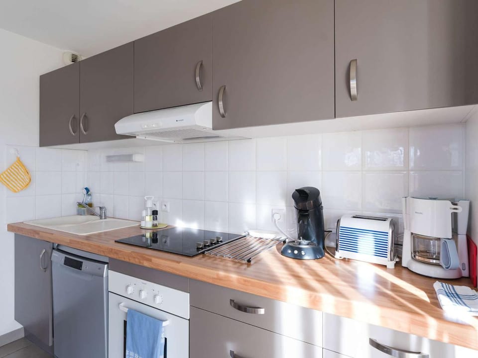 Appartement moderne 3 pièces, à 300m plage, parking, WIFI, Narbonne-Plage - FR-1-409-214 Apartment in Narbonne