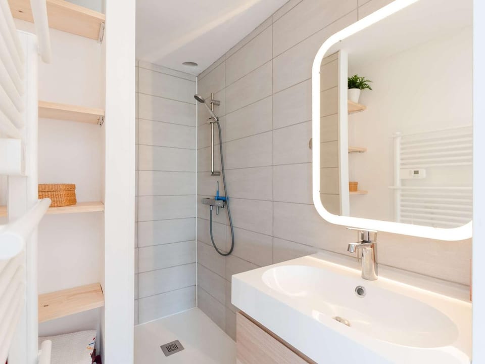 Pavillon climatisé, rénové, piscine, proche plage, parking privé, animaux acceptés - Gruissan - FR-1-409-218 Villa in Gruissan