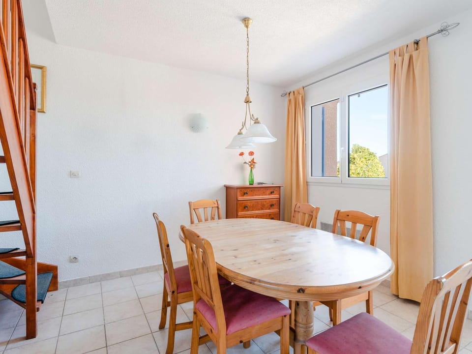 Pavillon Confortable avec Piscine, Terrasse et Parking Privé Villa in Fleury