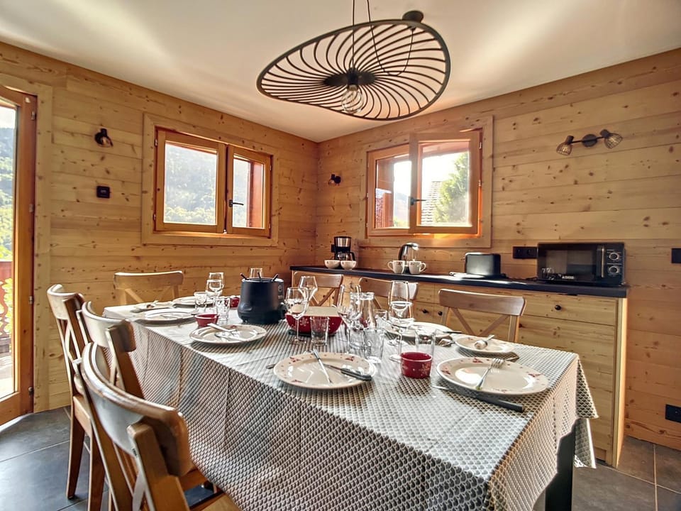 Chalet à Méribel avec Jacuzzi et Parking, 4 Chambres - FR-1-688-64 Chalet in Les Allues