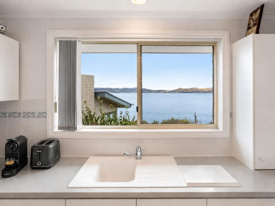 Seaside Serenity: Panoramic Waterfront Retreat House in Tasmania