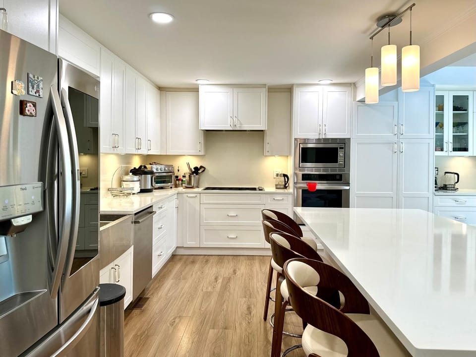 4BR 3BA Family Home - West Side - Free Parking & Pets Bed and Breakfast in Vancouver