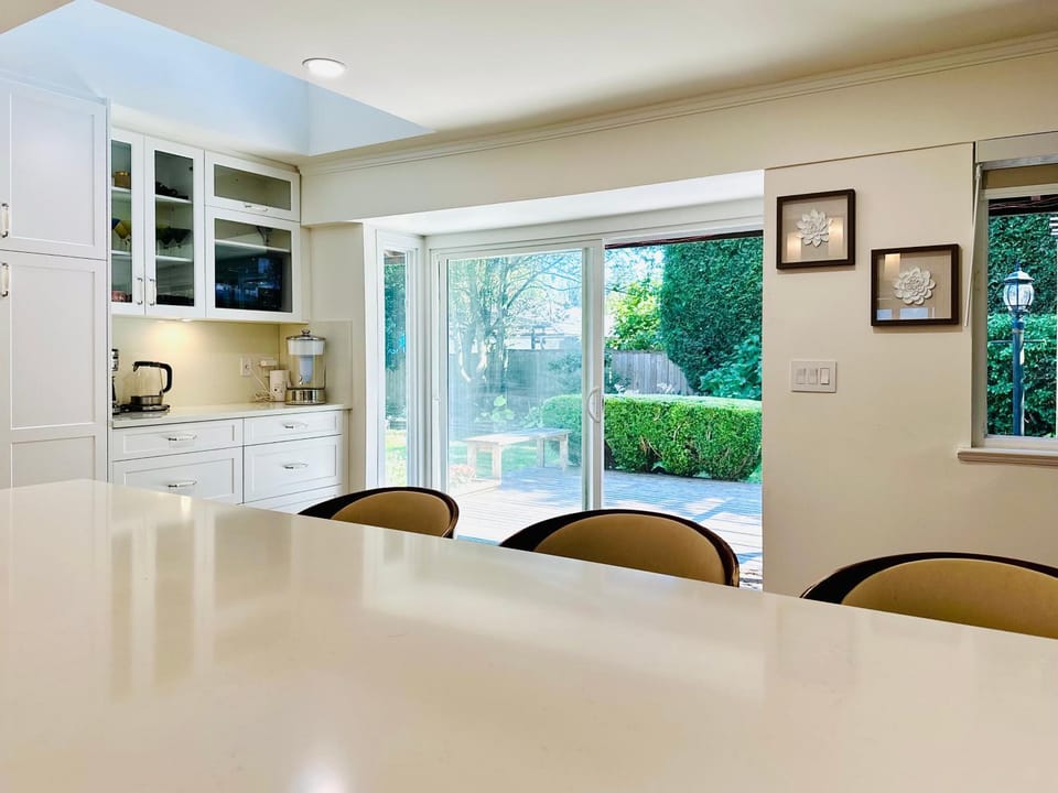 4BR 3BA Family Home - West Side - Free Parking & Pets Bed and Breakfast in Vancouver