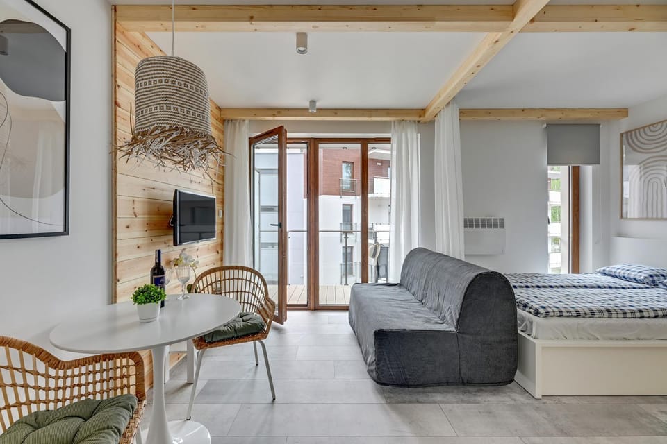 Bed, TV and multimedia, Living room, Seating area, Bedroom