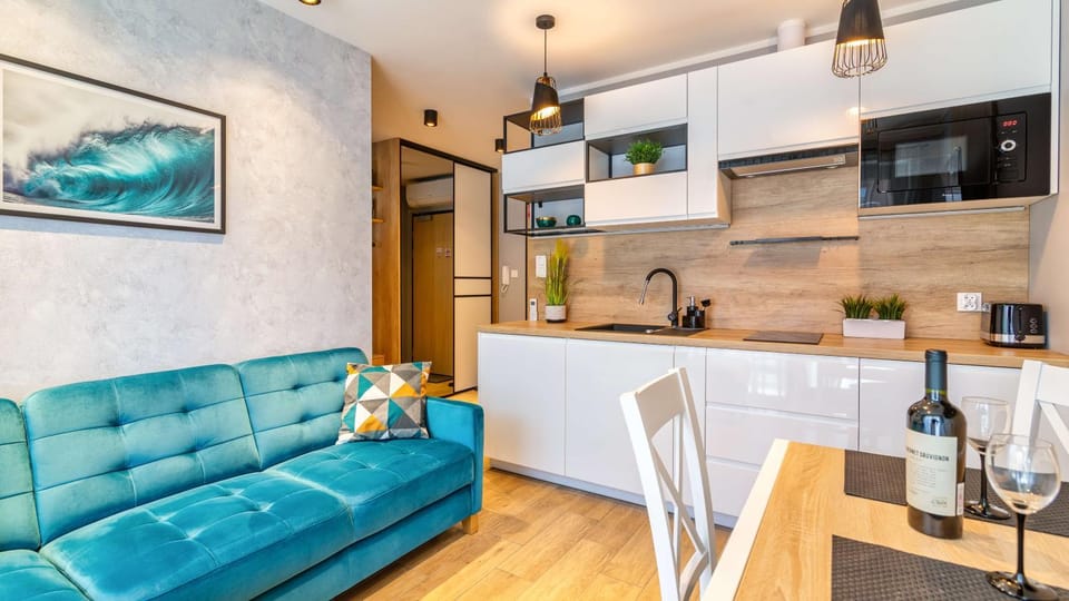 TV and multimedia, Kitchen or kitchenette, Living room, Seating area, Dining area, stove