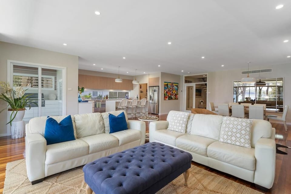 The Lake House - Lakefront Oasis at Murrays Beach! House in Lake Macquarie