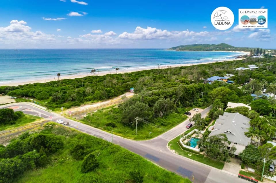 Laduma - 1 minute walk to Belongil Beach Apartment in Byron Bay