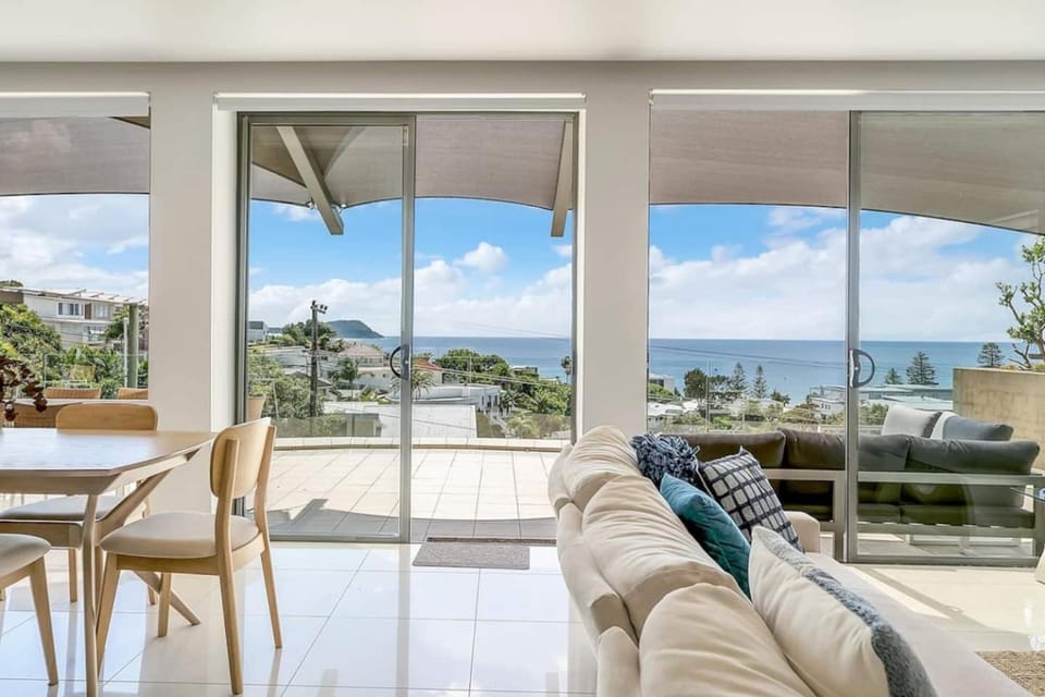 Amelie - Luxury Beach View Condo Minutes to Beach Apartment in Terrigal