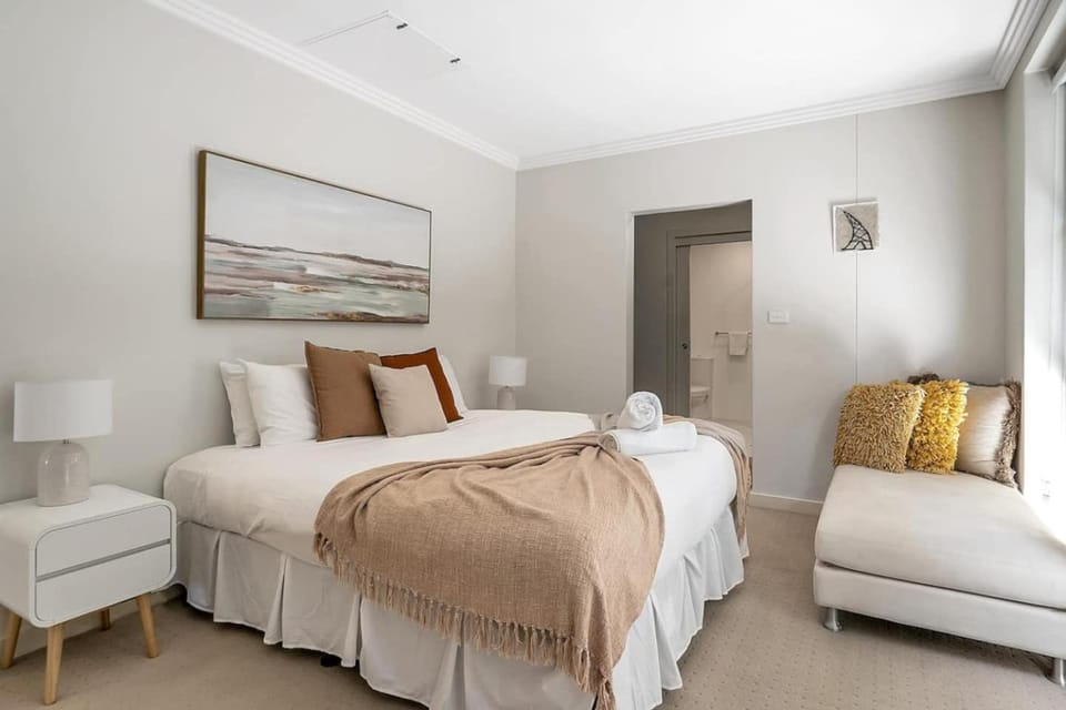 Amelie - Luxury Beach View Condo Minutes to Beach Apartment in Terrigal