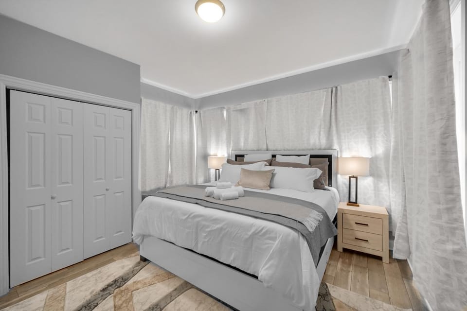 Spacious Haven - 8 min from Downtown Chicago - Sleeps 10 Apartment in Forest Park